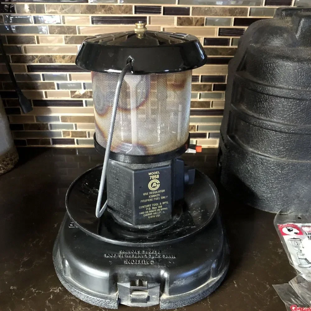 Century 7058‎ Dual Mantle Propane Lantern  Piezo Ignition in Back Case Bundle